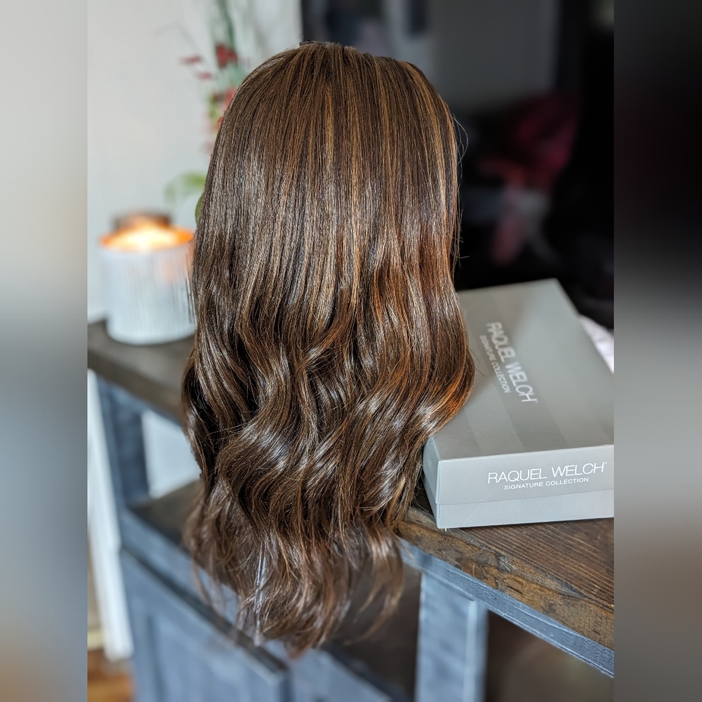 Raquel Welch STATEMENT STYLE- 100% Hand Tied Base/Full Monofilament Lace front